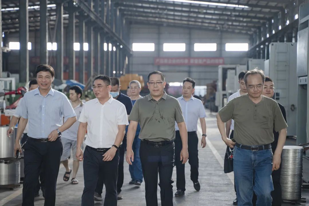 衡東縣縣委副書記、縣長對朝陽集團(tuán)自動化生產(chǎn)線進(jìn)行視察